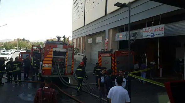 حادثه دردناک برای کارگر مغازه ساختمانی در شیراز /  دستش بین بالابر پرس شد + عکس