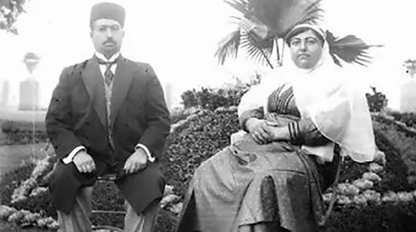 مادر احمدشاه در پاریس هم با چادر بیرون می‌رفت