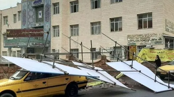 باز هم حادثه در دانشگاه آزاد / طوفان شدید در بناب  + عکس