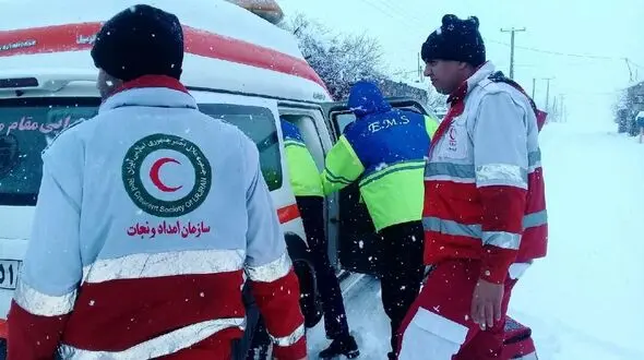 فیلم / نجات گردشگر گرفتار در کوهستان‌های تکاب پس از 5 ساعت عملیات نفس‌گیر هلال‌احمر