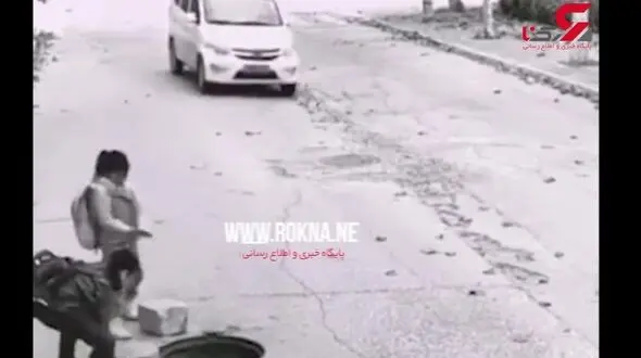 حرکت زیبای دو کودک برای جلوگیری از تصادف خودروها + فیلم / چین