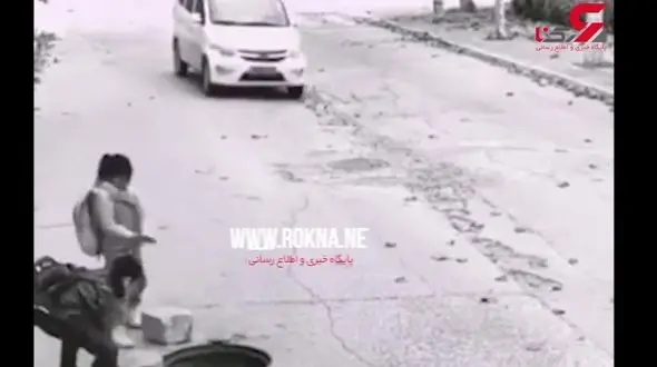 حرکت زیبای دو کودک برای جلوگیری از تصادف خودروها + فیلم / چین