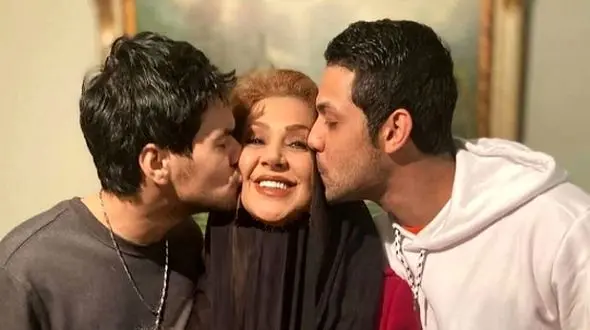 چیدمان باشکوه میز شام 56 سالگی نسرین مقانلو با غذاهای اصیل ایرانی