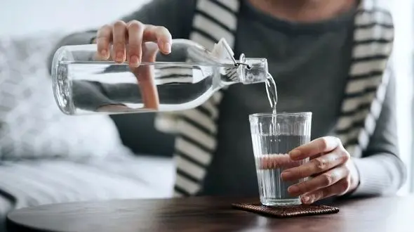 6 علامت هشداردهنده کم  آبی بدن در زمستان | چگونه بدنمان را هیدراته نگه داریم؟