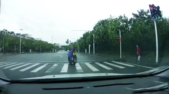 کتک زدن دختربچه توسط پدر بی رحم وسط خیابان  + فیلم  / چین