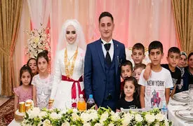 فیلم زیباترین  عروسی در جهان / عروس و داماد 100 کودک یتیم را به جشن شان دعوت کردند و هدایای میهمانان را به آنها دادند