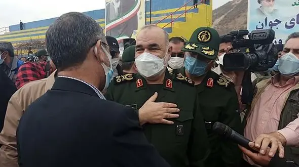 فرمانده کل سپاه به میان زلزله زدگان سی سخت رفت + تصاویر