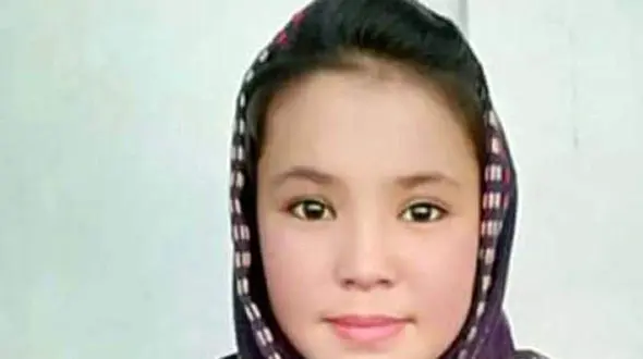 دار زدن کبری رضایی 14 ساله با چادر در مقابل خانه اش + عکس