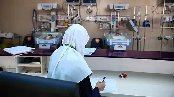 شکاف مزدی در وزارت بهداشت؛ حقوق هیئت علمی ۱۰۰ درصد بالا رفت؛ ولی پرستاران سهم ۲۰ درصد داشتند / فعال صنفی پرستاری: افزایش حق جذب، تبعیض مزدی را جبران نمی کند