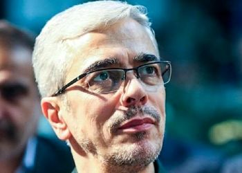 عکس؛ سفر در تاریخ؛ «سرلشکر باقری» در کنار همرزمان اش زیر یک درخت؛ دهه 60