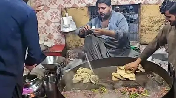 طرز تهیه واویشکا با جگر گوسفند در خیابان‌های معروف پیشاور