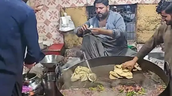 طرز تهیه واویشکا با جگر گوسفند در خیابان‌های معروف پیشاور