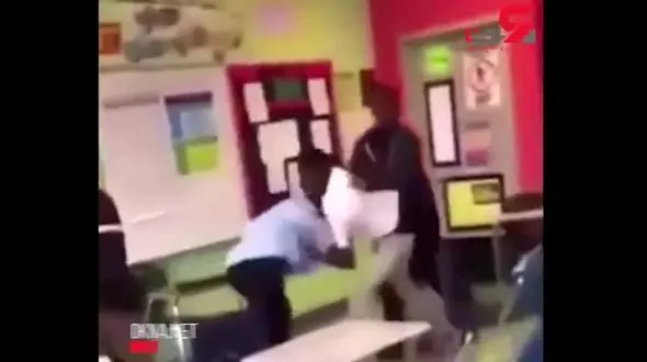 تنبیه شدید معلم با دانش‌آموزش در کلاس + فیلم