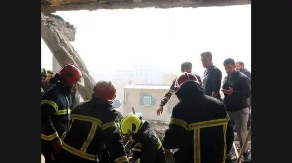 جدال 3 کارگر ساختمانی با مرگ در زیر آوار/ آتش نشانان به موقع رسیدند 