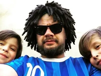 فیلم/ سکانس خنده دار عاشقانه های سنگین و رنگین علی صادقی و آشا محرابی به سبک فیلم تایتانیک/ از خنده روده بر میشید