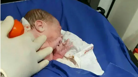 نوزاد عجول شاهرودی در آمبولانس به دنیا آمد 