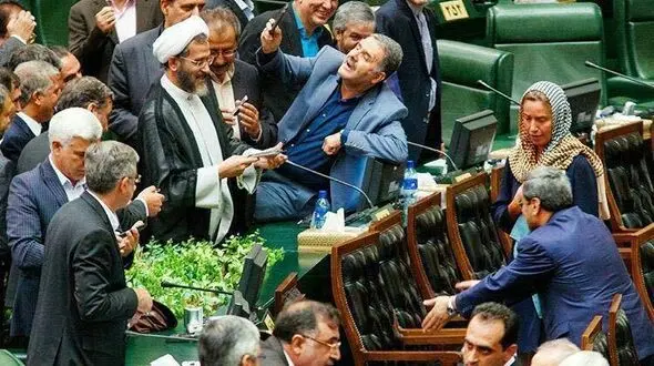 عذرخواهی نماینده مجلس به خاطر سلفی عجیب با خانم موگرینی  + عکس 
