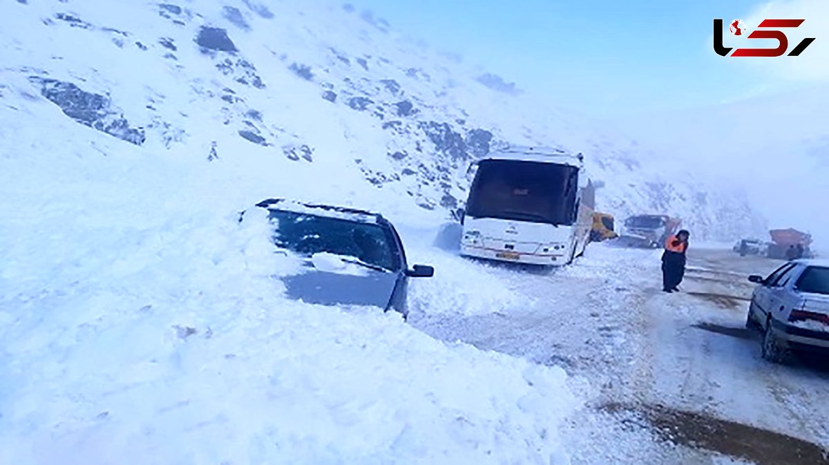 فیلم ریزش بهمن در گردنه خان بانه و گیر افتادن مسافران / ببینید