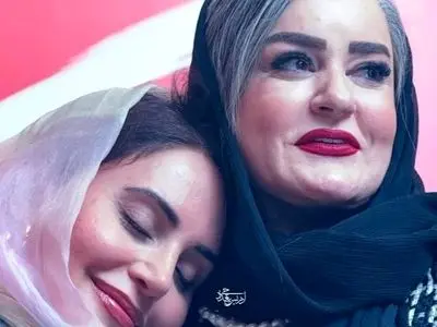 فیلم / رقص دونفره الناز شاکردوست و نعیمه نظام دوست در  اکران مردمی کج پیله با تیپ و استایل مونوکرم/ واکنش نیما شعبان نژاد ...