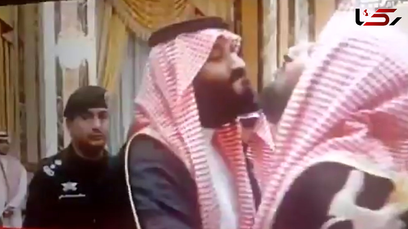 روش عجیب بیعت شاهزاده‌ سعودی با ولیعهد جدید ! + فیلم