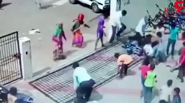 له شدن پسر نوجوان زیر در سنگین فلزی + فیلم