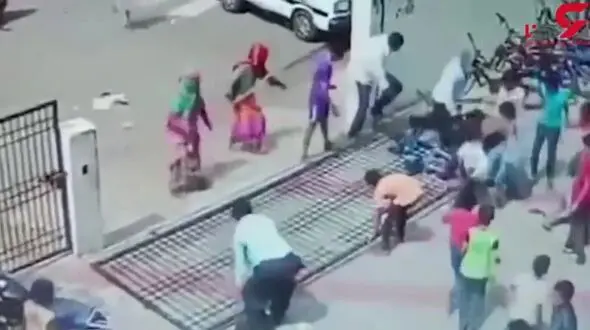 له شدن پسر نوجوان زیر در سنگین فلزی + فیلم