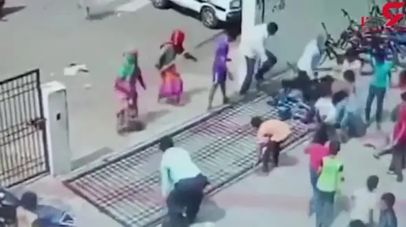 له شدن پسر نوجوان زیر در سنگین فلزی + فیلم