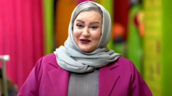 فیلم/ نگاهی به چیدمان لوکس و اصیل ایرانی نعیمه نظام‌دوست،/ از مبلمان خوشرنگ کلاسیک تا تختخوابی با چوب راش فندقی رنگ ... / تابلویی از خودش بالای سر تخت ...