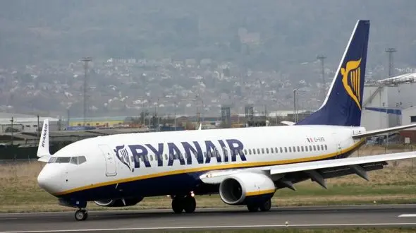 مسافر عجول هواپیما به خاطر پیاده شدن از در اضطراری دستگیر شد