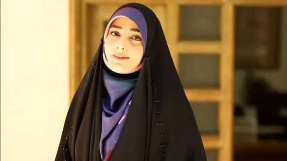 شیطنت بامزه پسر ستاره سادات قطبی اینبار با پاپوش های نمدی مامانش/ ولی آدم دوست داره این بچه رو بچلونه بس که بانمکه+فیلم