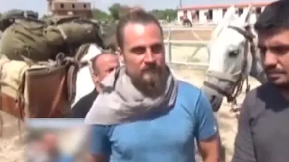 یک لهستانی با خواندن قرآن کریم مسلمان شد + فیلم