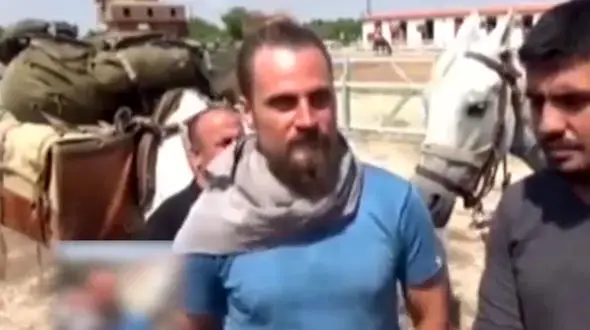 یک لهستانی با خواندن قرآن کریم مسلمان شد + فیلم