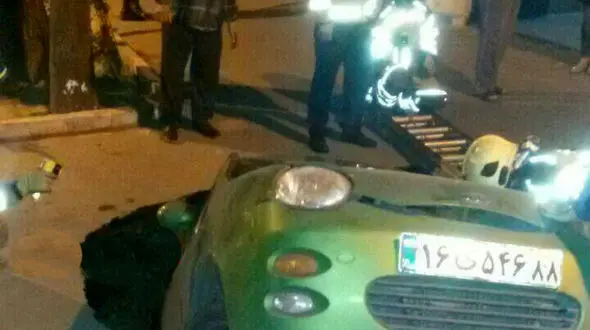گودال ۳ متری در هفت چنار یک خودرو را بلعید!+ عکس 