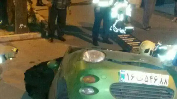 گودال ۳ متری در هفت چنار یک خودرو را بلعید!+ عکس 
