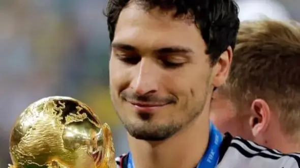 خداحافظی اشکبار هوملس با فوتبال در 36 سالگی