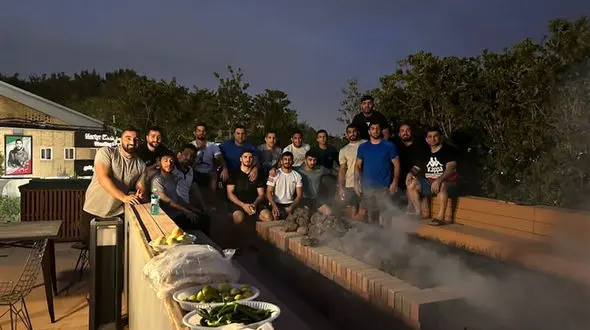 کشتی‌گیران میهمان حسن یزدانی و کامران قاسم‌پور به صرف کباب + فیلم