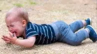 لحظه خنده‌دار کودکی که با مزه روی زمین افتاد + فیلم
