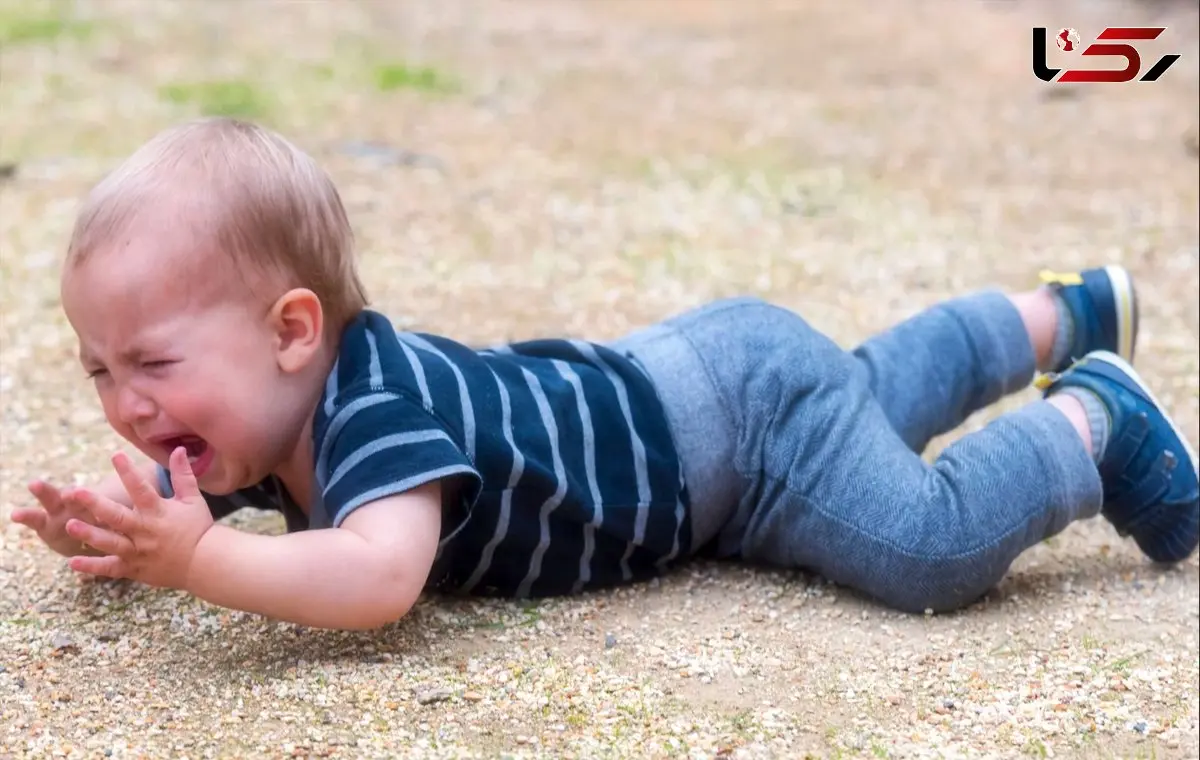 لحظه خنده‌دار کودکی که با مزه روی زمین افتاد + فیلم