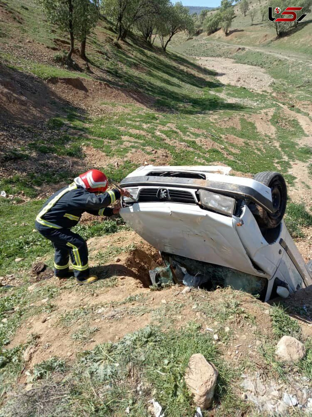 نجات سرنشینان محبوس در خودروی واژگون شده