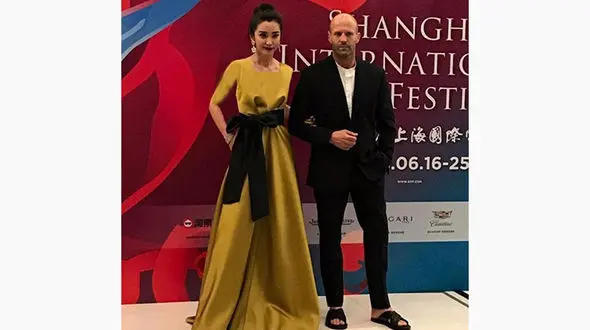 پوشش عجیب آقای بازیگر در یک جشنواره سینمایی + عکس 