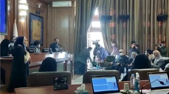 زمین خوردن یکی از معلولان در صحن علنی شورا + فیلم