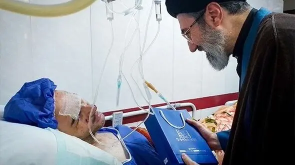 تصاویر تازه منتشر شده از آیت‌ الله مجتبی خامنه‌ای در زمان عیادت از مجروحان