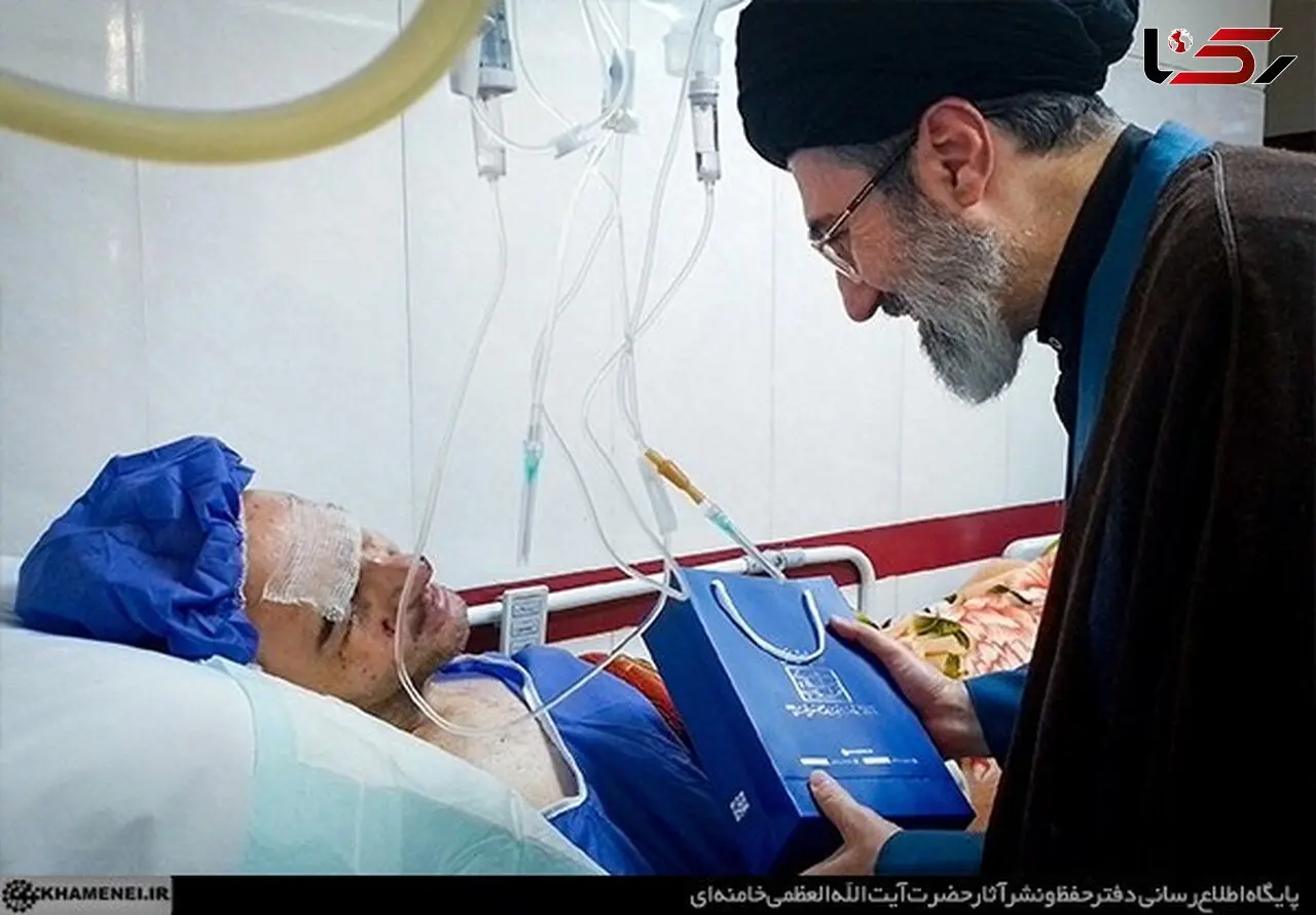 تصاویر تازه منتشر شده از آیت‌ الله مجتبی خامنه‌ای در زمان عیادت از مجروحان