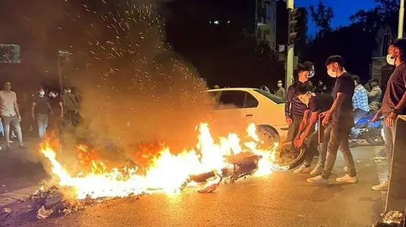 فیلم لحظه انفجار نارنجک در دستان روحانی بسیجی در ناآرامی‌ها + گفتگو و فیلم های تکاندهنده !