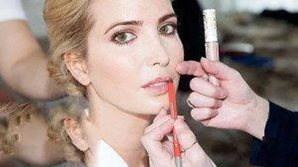 در چمدان سنگین ایوانکا ترامپ چه چیزی است؟ + عکس