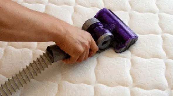 چگونه تشک خوش خواب تخت مان را تمیز کنیم؟
