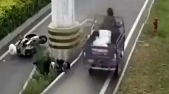 فیلم بی رحمی مردم در صحنه وحشتناک تصادف ! / باورنکردنی و شرم آور