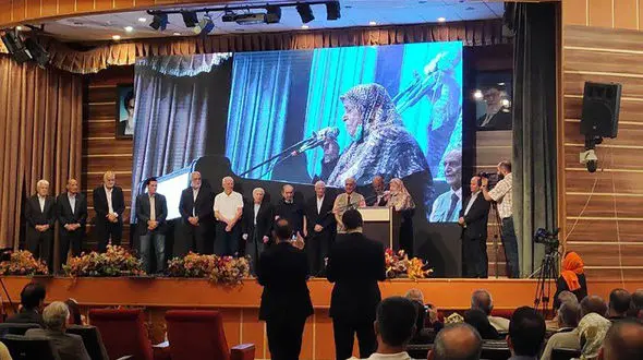 مادر مهرداد میناوند در مراسم تجلیل از مفاخر ورزش/ ممنون که به یاد پسرم هستید