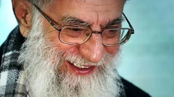 شعرخوانی زیبای رهبر معظم انقلاب از استاد شهریار/ دلم جواب بلی میدهد صلای تو را+فیلم 