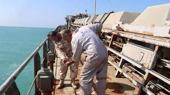 بازداشت 7 خدمه لنج در قشم که محموله گازوئیل سوخت داشتند + فیلم